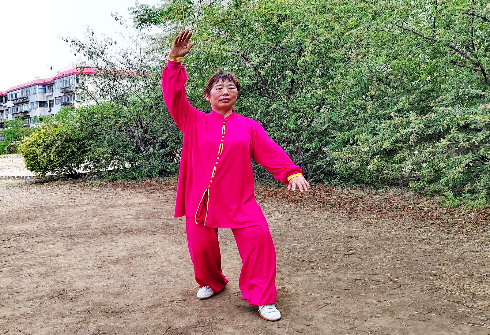 苏振梅，习练太极拳近10年，基本功扎实，热心帮助大家学习太极拳。摄影：乔红兰