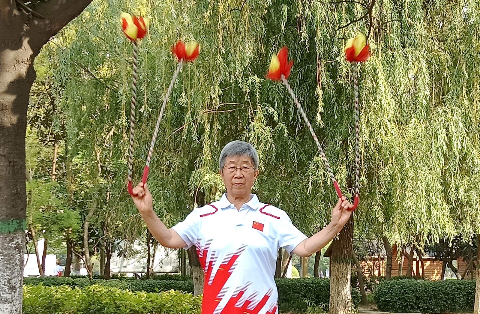 曹庆欣，76岁，十年前练习舞彩龙，流星球，去年又爱上了打花棍。摄影：赵长兴