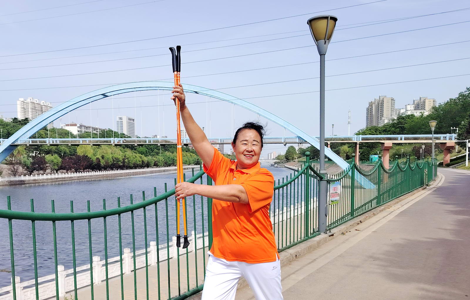 李玲霞，67岁。二级教练员，热爱文体活动，热心公益，常年坚持锻炼。 摄影：张豫平