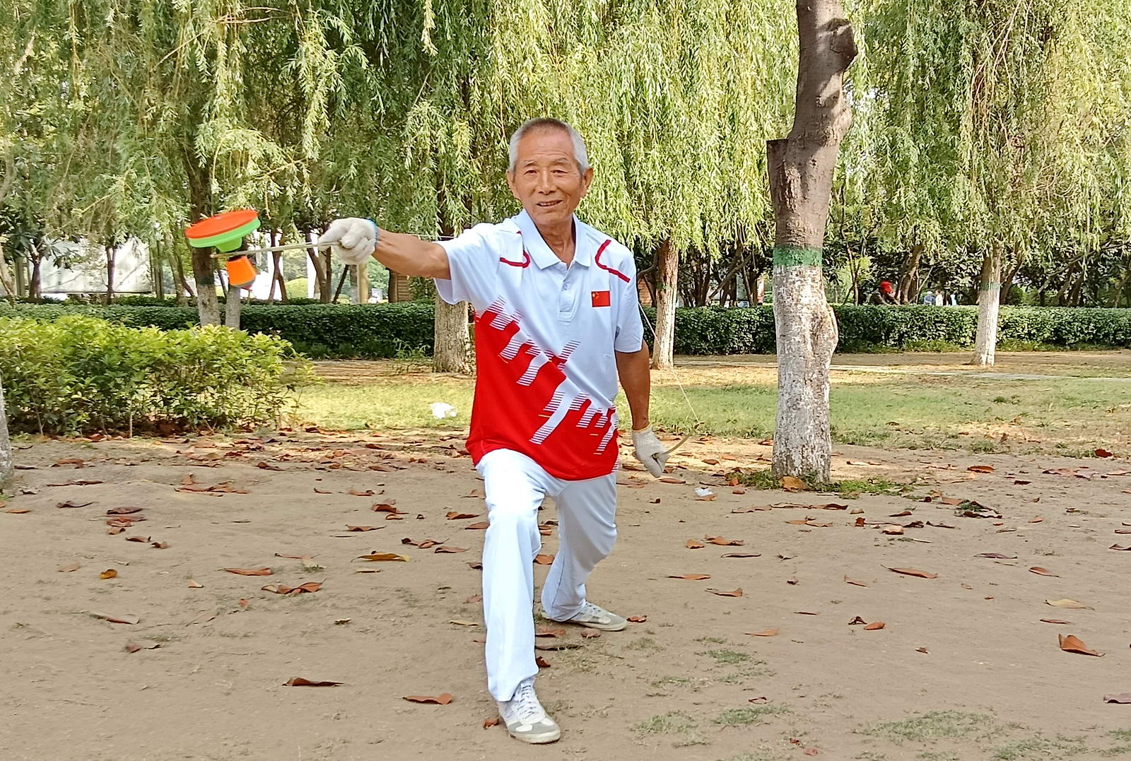 朱书政，80岁。热爱老年体育运动，坚持常年抖空竹、舞彩龙、打花棍。摄影：赵长兴