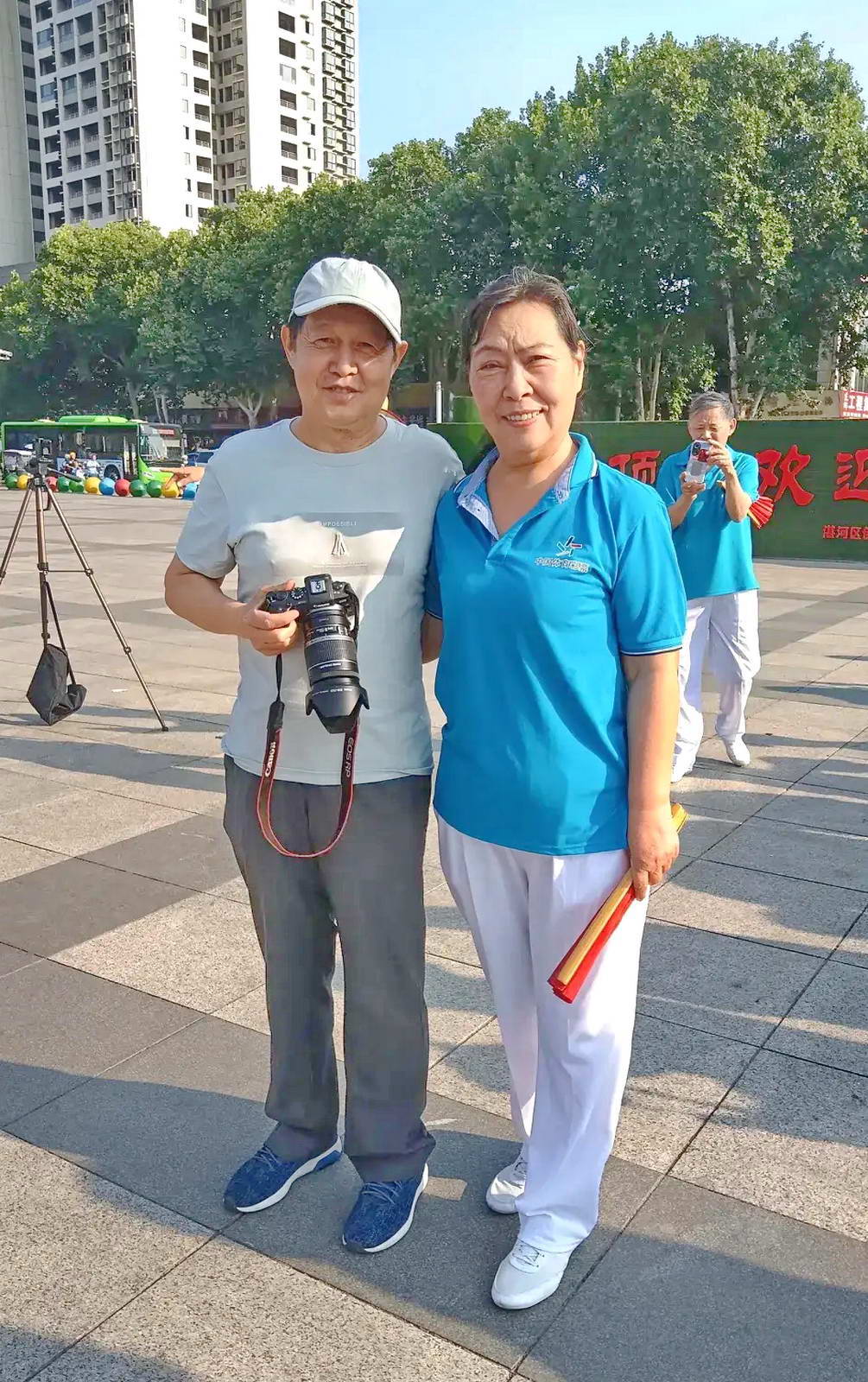 王建设，男，70岁，二级社会体育指导员，摄影爱好者，他的镜头为老年体育运动留下了珍贵的瞬间。李玉玲， 67岁，一级社会体育指导员，热爱太极拳和健身气功运动 ，多次在省市区线上线下比赛中获奖。摄影：赵长兴