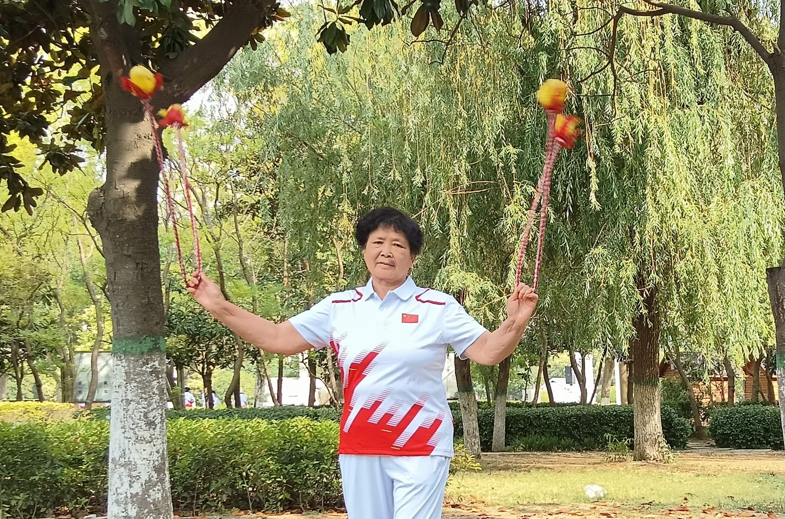 典凤英，女，74岁，喜爱老年体育运动，八年前开始练习流星球，平顶山市老年体协空竹委员会骨干。摄影：赵长兴