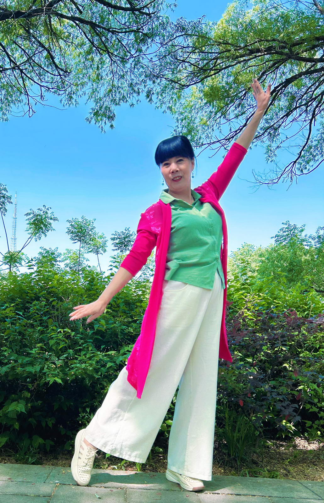 贾光瑞，66岁。热情欢快，活泼风趣。擅长演示喜剧小丑逗乐大家，热心服务社会。加入打花棍队伍后，打花棍技术日益提高，同时利用视频拍摄制作技术为大家服务。摄影：孙根生