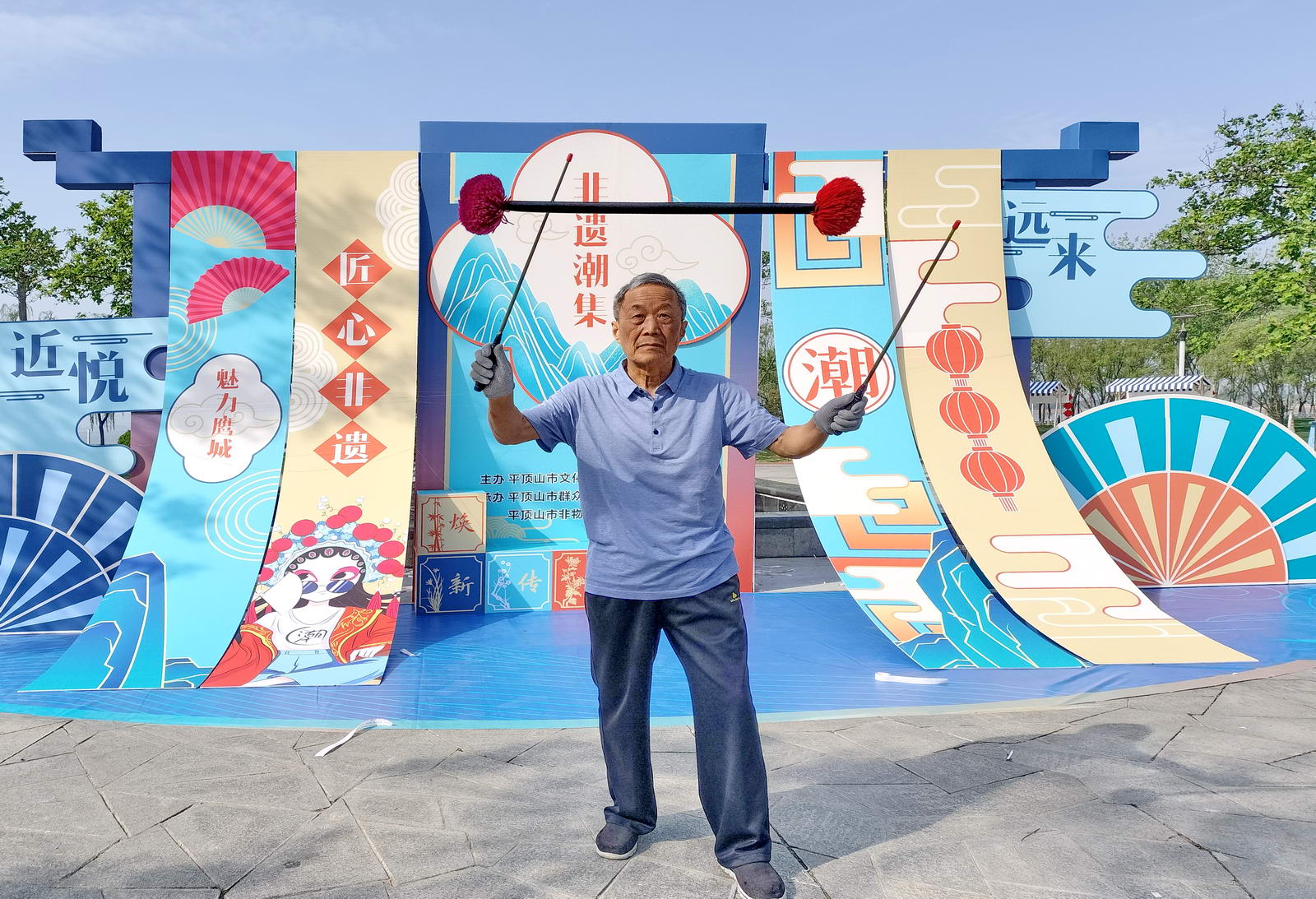 尚宗立，71岁。他练习打花棍认真用心，中规中矩，基本功扎实。自创小花样《恩恩爱爱》，在平顶山尚属首例。摄影：孙根生)