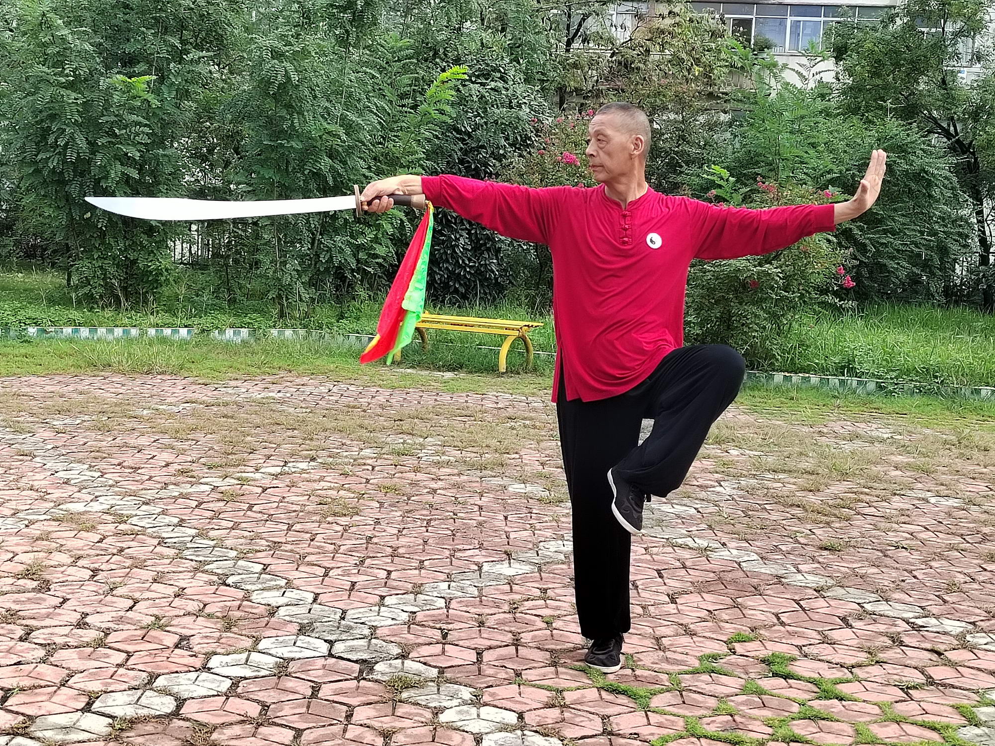 贾文涛，62岁，他深深热爱太极拳健身活动，勤学好问，不分春夏秋冬严寒酷暑，总能在练拳场看到他的身影，由于他对太极拳的执著追求，太极拳的拳技被大家认可，如今是站点的骨干力量。摄影：乔红兰