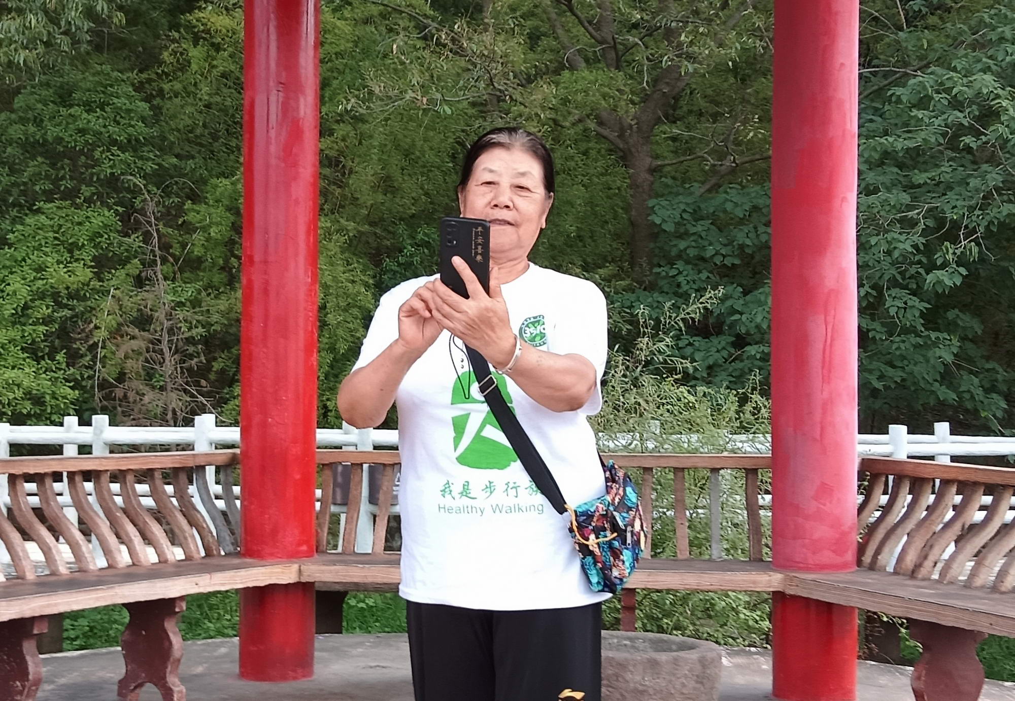 娄兰，77岁，平顶山市木兰健身辅导站站长，她热爱老年体育活动，曾多次带领大家参加社会公益活动，利用手机，为大家拍照和制作视频，闲暇之时，创作诗词千余首，参加《中国文化第二届诗词》大赛荣获“杰出文学奖”。摄影：赵长兴