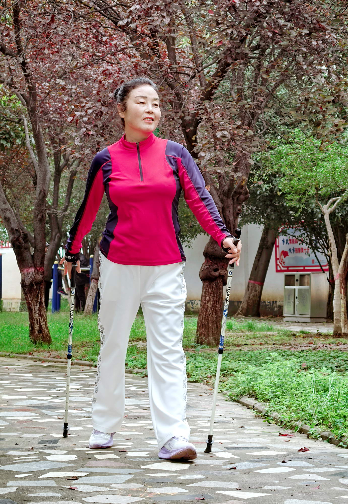 王香枝，女，62岁，郏县老体协持杖健走委员会主任，带领郏县持杖健走队伍，从无到有、从有到强，多次参加省、市持杖健走交流活动，获得优异成绩。摄影：刘振京