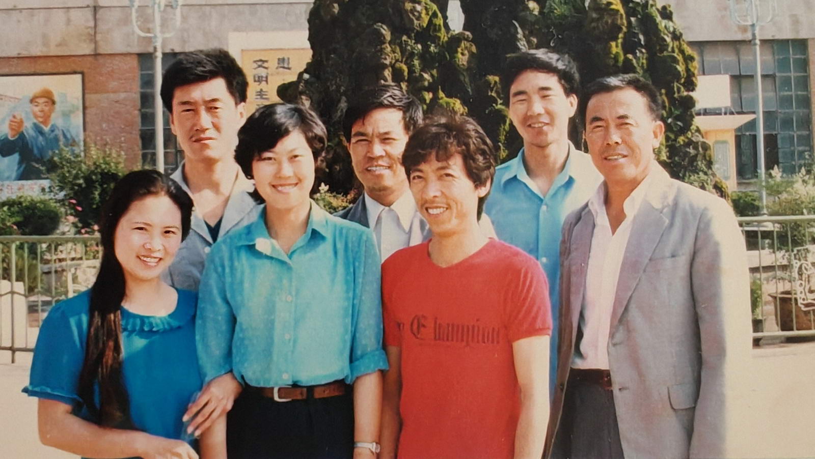 青年时期的李瑞光前排左三和他的同事前排左二李华（舞钢市女单冠军）。后排右一舞钢市乒坛名将杨本慧。