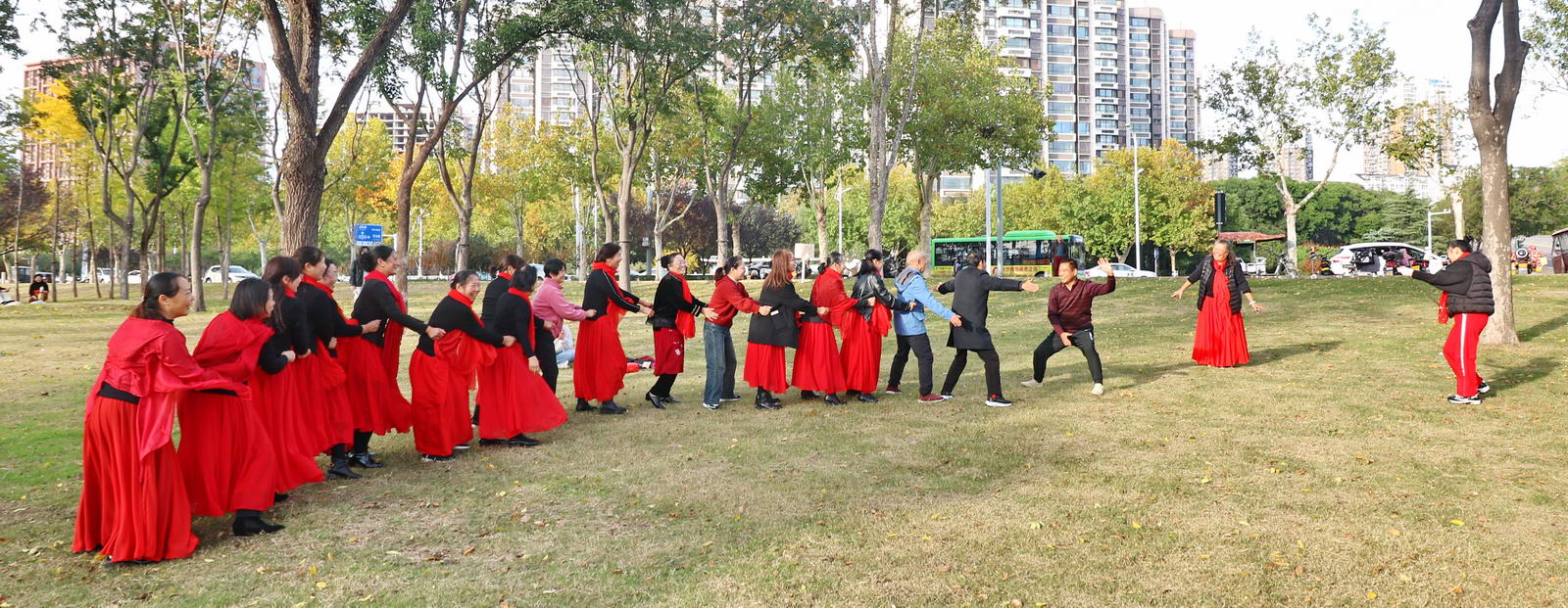 张丽老师带来大家做游戏