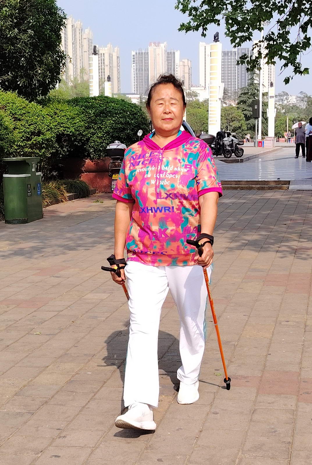 李玲霞，67岁。二级教练员，热爱文体活动，热心公益，常年坚持锻炼，现为平顶山市老年体协持杖健走委员会骨干。摄影：张豫平