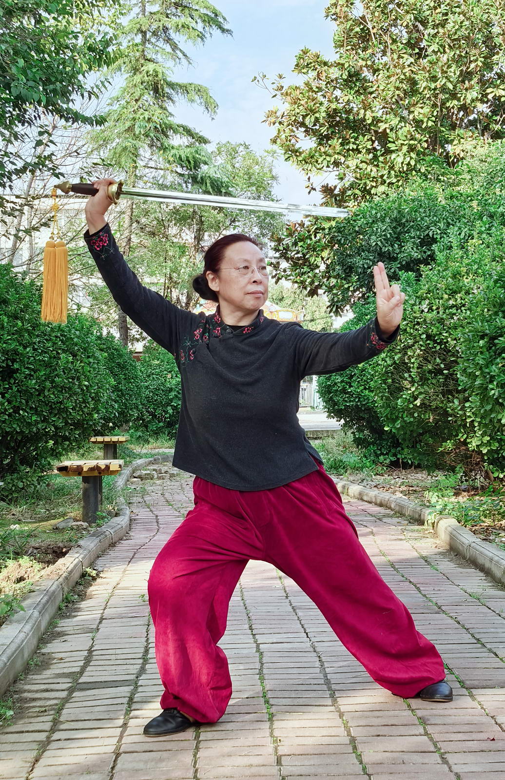 马素梅：63岁，一级社会体育指导员，郏县老年体协太极拳委员会副主任，自2014年起习练太极拳，曾在国际武术节斩获拳术、剑术双项一等奖；多次征战平顶山市太极拳赛事，始终保持优异成绩。 摄影：刘振京 
