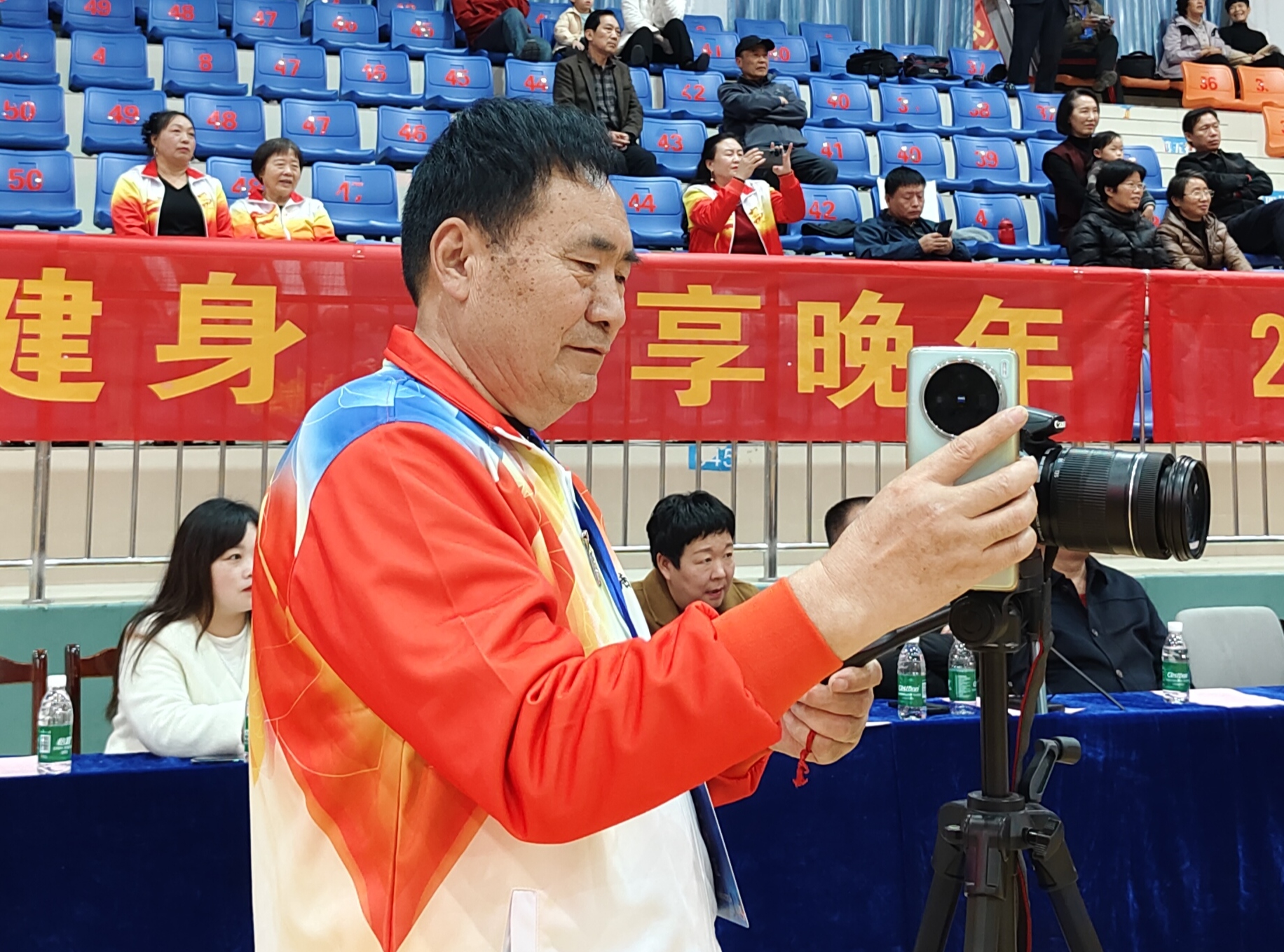 李建设，68岁，叶县老年人体育协会摄影委员会主任，常年义务为老年体育活动服务，在叶县老年体协的各种活动中，经常出现他的身影。摄影：虎天福