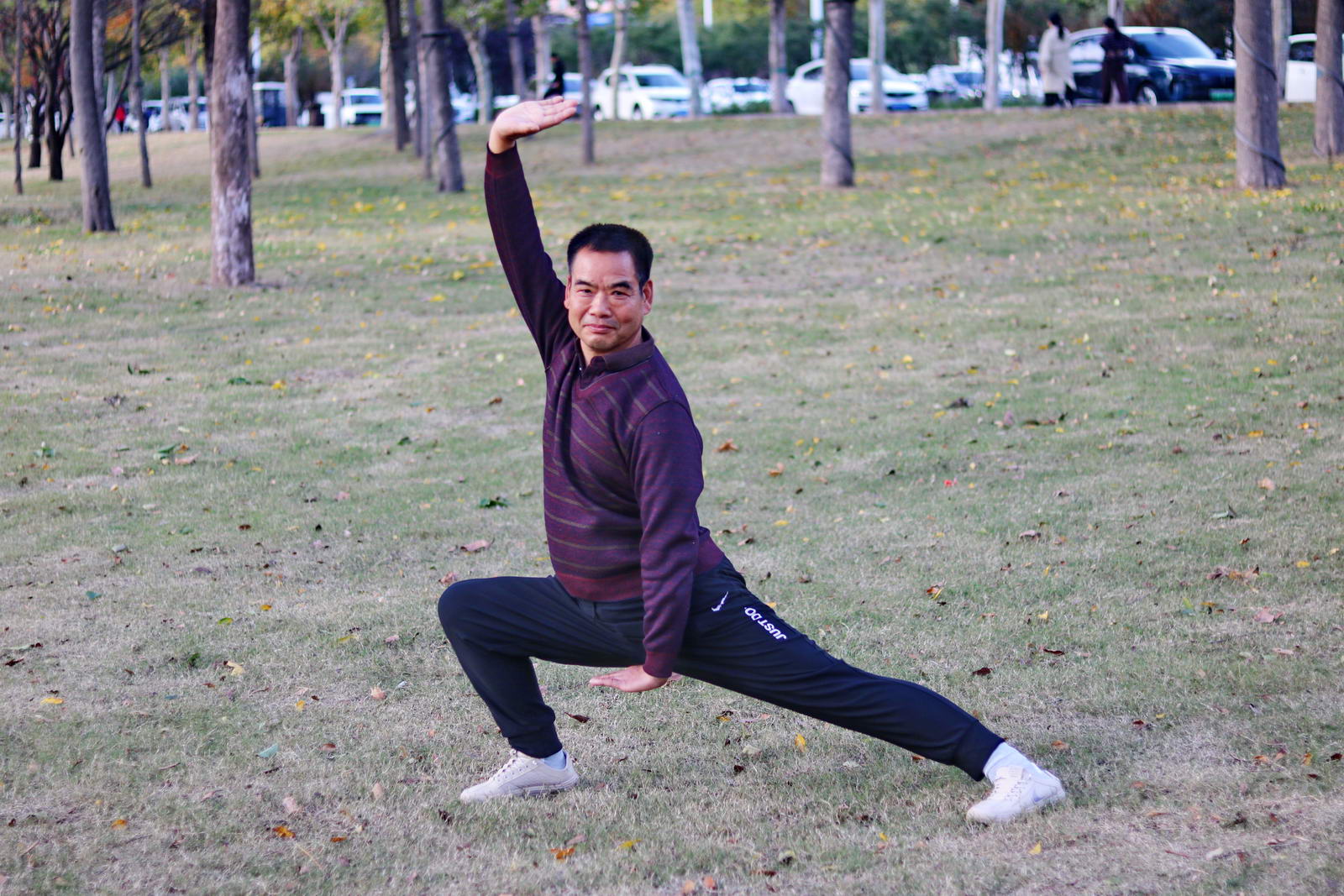 韩国成，62岁，太极拳爱好者，常年热心为大家服务 。在疫情期间，获得平顶山市老年志愿者称号。在平顶山市第三届老年人体育健身大会持杖健走交流活动中获得优胜奖。摄影：王仲平