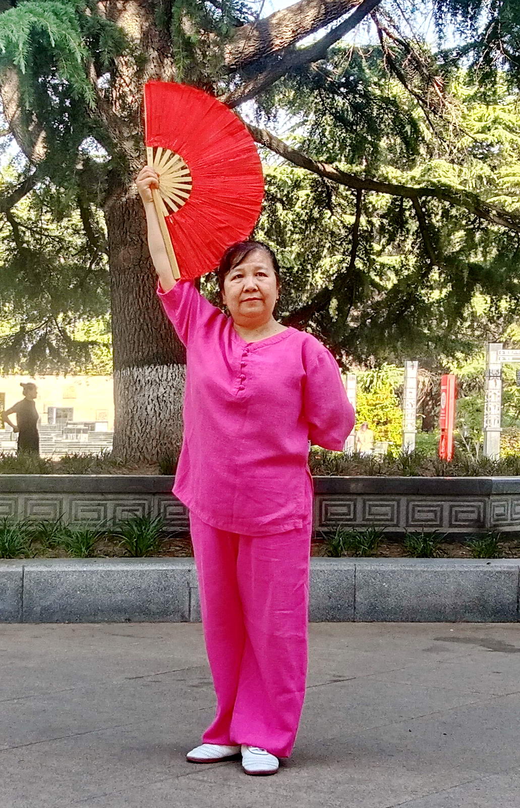 林瑛瑛，61岁，二级社会体育指导员，热爱老年体育运动，在2022年国家体育总局群众体育司组织的新春网络健身大联欢活动中获健身气功项目一等奖。 摄影：赵长兴