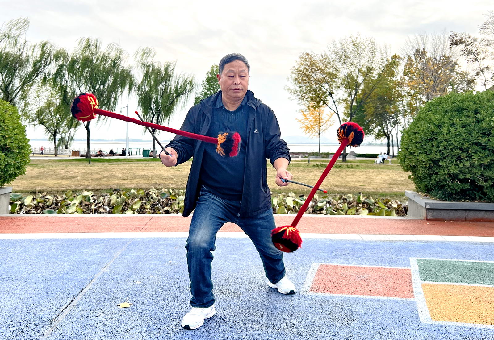程二国，61岁。憨厚诚实，敬老爱幼。他和91岁的岳父杨顺卿组织了一个五六人的家庭花棍队，常年坚持活动。影响和带动社区一批中老年居民打花棍健身，密切了邻里关系。摄影：王仲平
