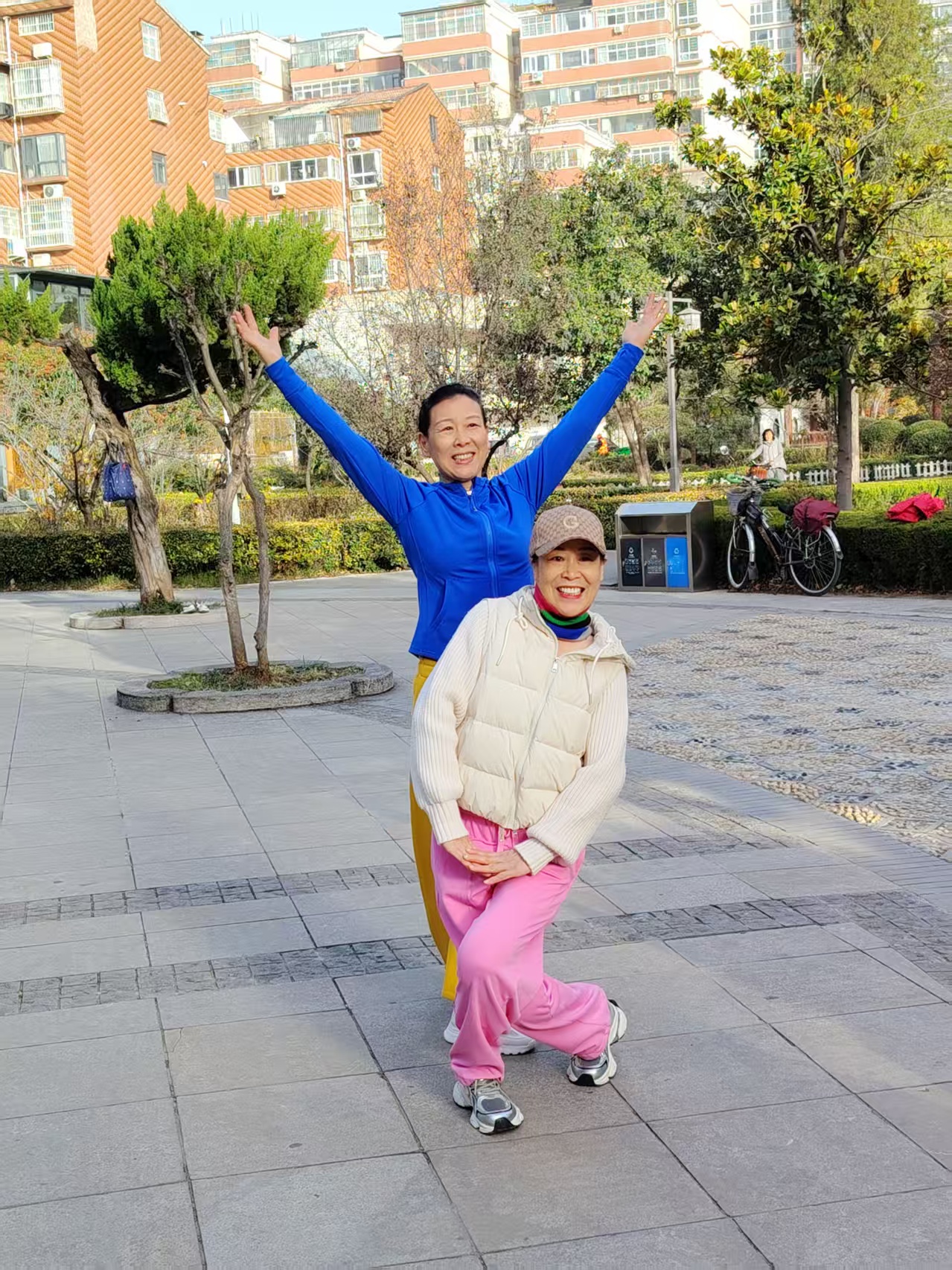 刘艳峰（后），刘艳丽（前）姊妹俩均为一级社会指导员。她们长年活跃在平顶山市新华区幸福花苑注册站点的公益活动中。多次荣获老年广场舞大赛一等奖、金奖。摄影：马玉平