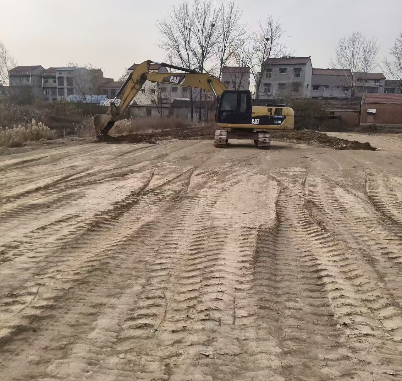 睢县老年体育健身示范园项目现场，挖掘机正在进行整平作业