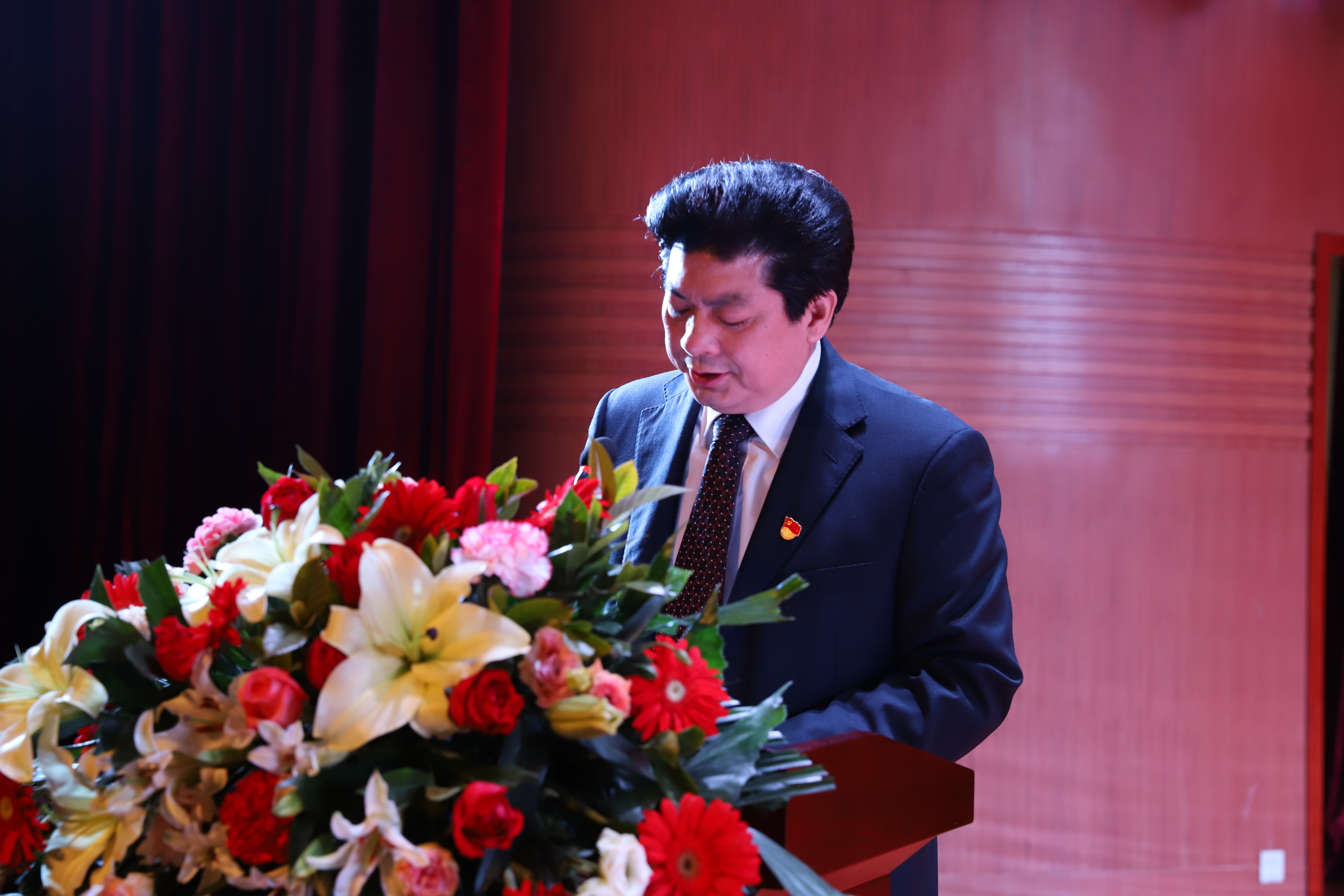 市委常委,秘书长谢天学宣读表彰决定市领导给全市"三八红旗手"和"三八