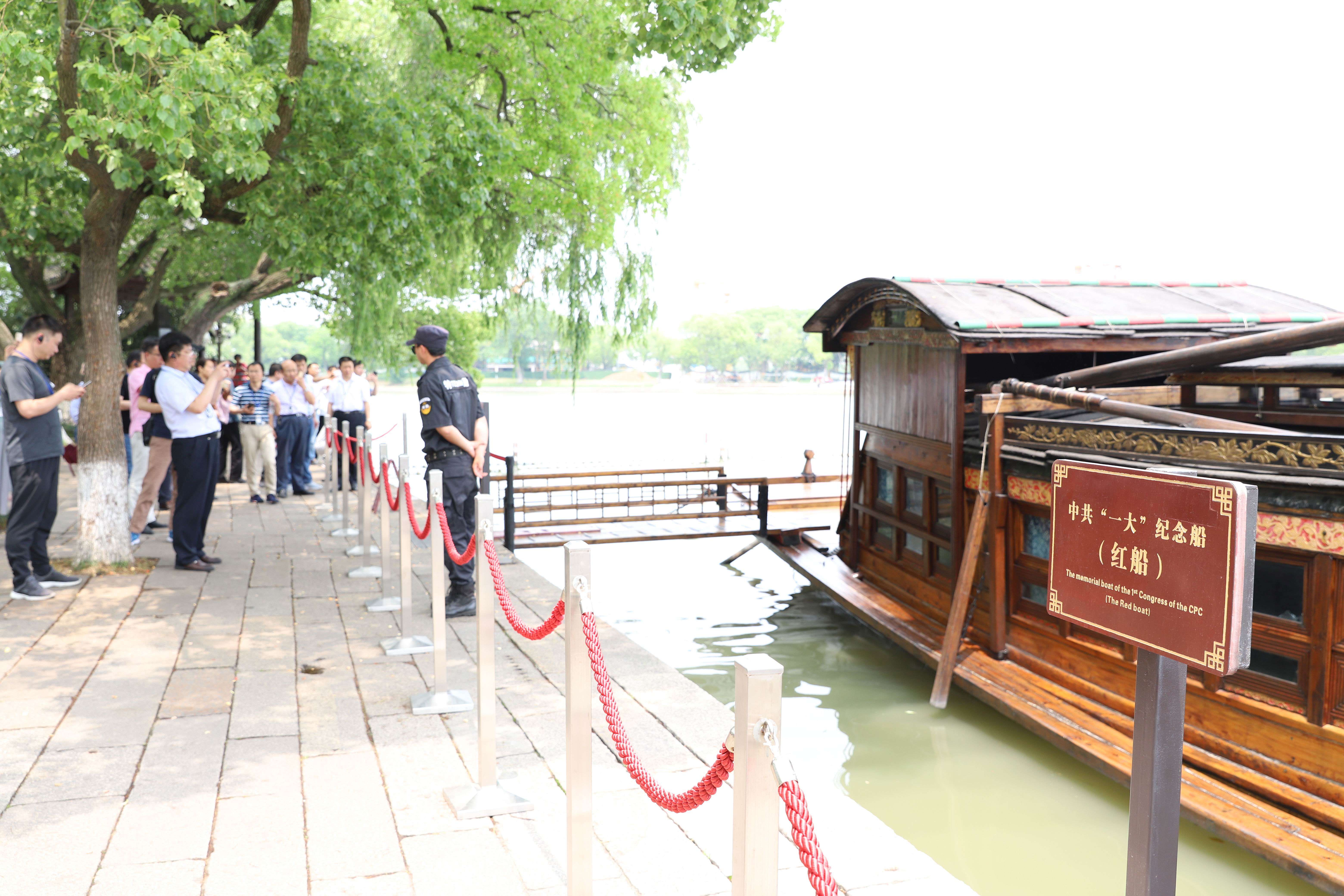 参观"一大"红船