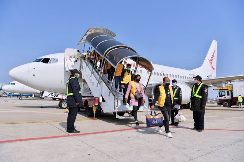 2月19日,云南籍务工人员乘坐复工包机抵达福建泉州晋江国际机场